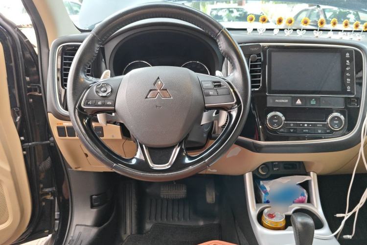 Used Mitsubishi Outlander 2016 2.4L 4x4 Elite Edition 5 Seats Steering Wheel