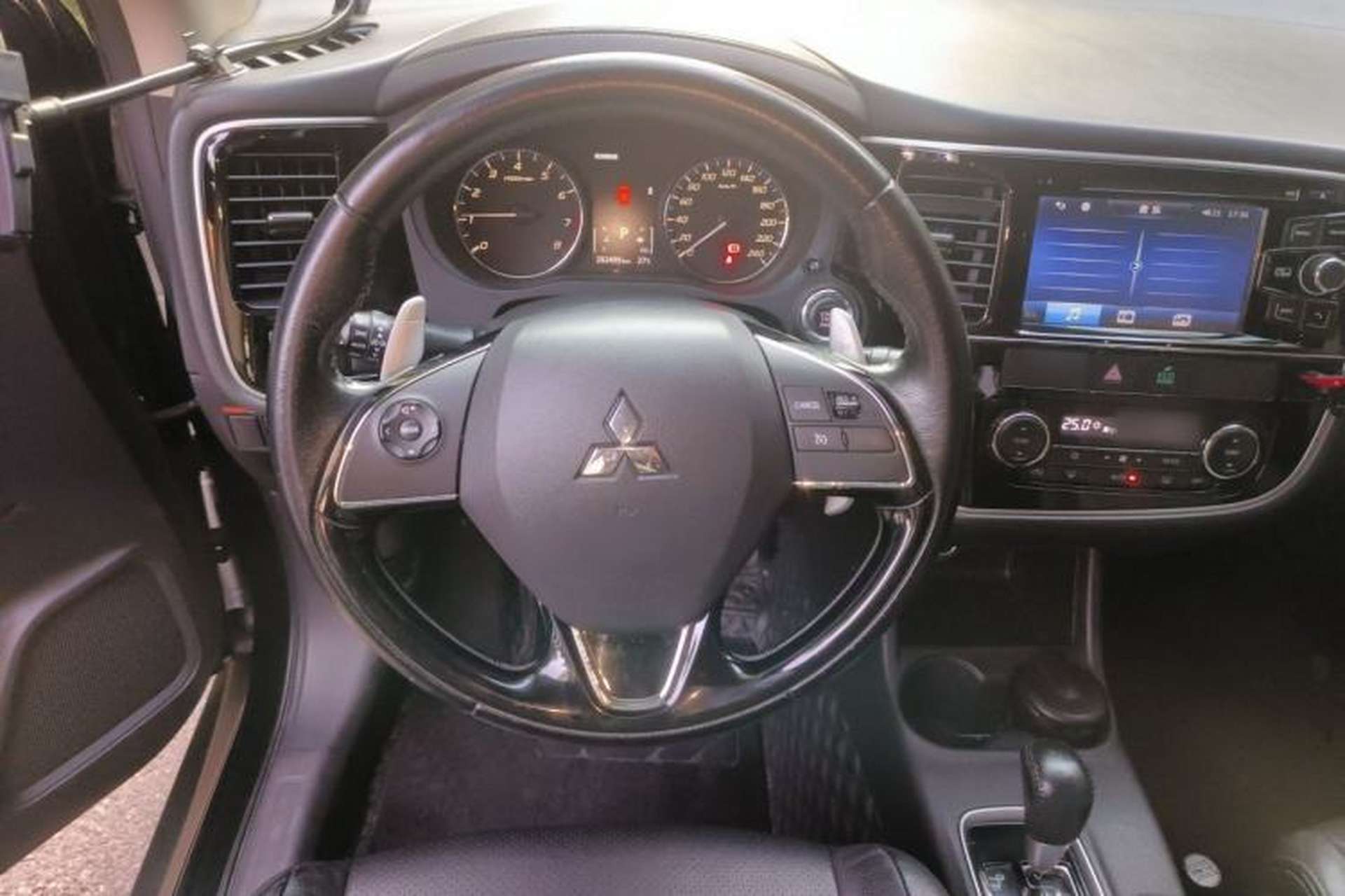 Used Mitsubishi Outlander 2016 2.4L 4x4 Elite Edition 5 Seats Steering Wheel