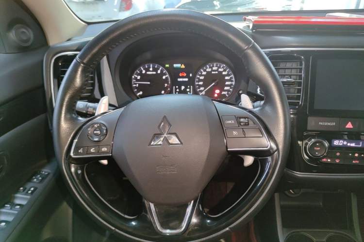 Used Mitsubishi Outlander 2016 2.4L 4x4 Elite Edition 5 Seats Steering Wheel