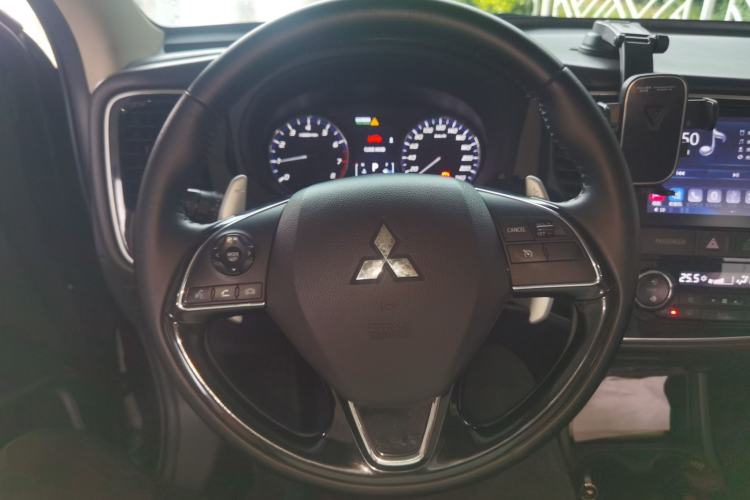Used Mitsubishi Outlander 2016 2.4L 4x4 Luxury Edition 7-Seater Steering Wheel