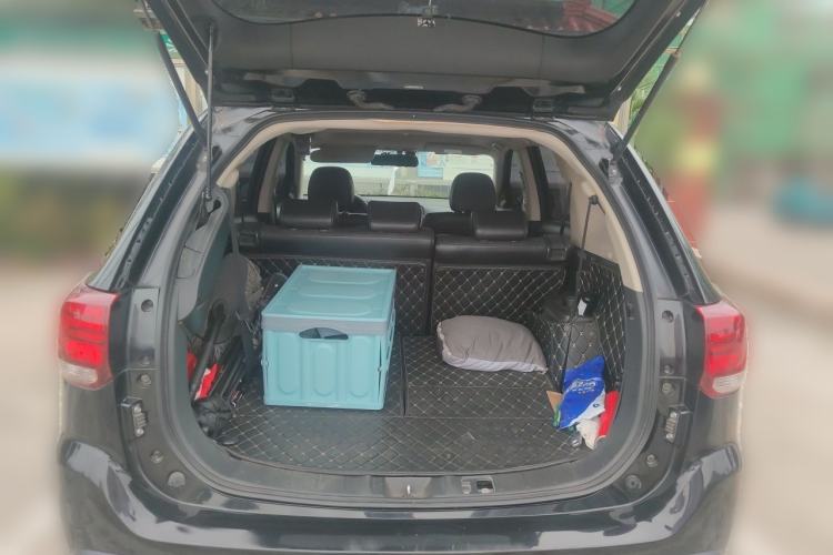 Used Mitsubishi Outlander 2016 2.4L 4x4 Luxury Edition 7-Seater Trunk