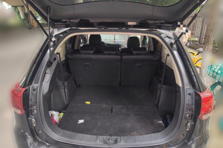 Used Mitsubishi Outlander 2016 2.4L 4x4 Elite Edition 7-Seater Trunk