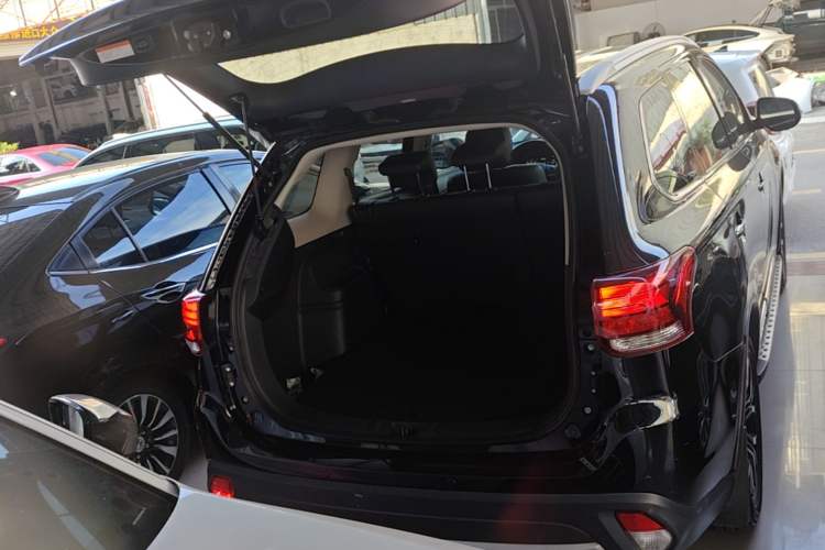 Used Mitsubishi Outlander 2016 2.4L 4x4 Elite Edition 5 Seats Trunk