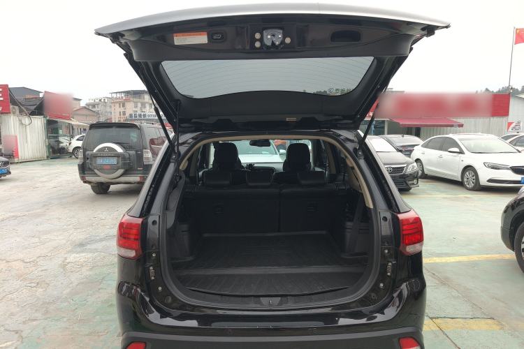 Used Mitsubishi Outlander 2016 2.4L 4x4 Elite Edition 7-Seater Trunk