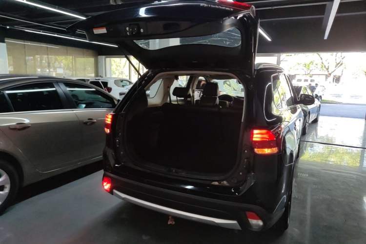 Used Mitsubishi Outlander 2016 2.4L 4x4 Elite Edition 5 Seats Trunk