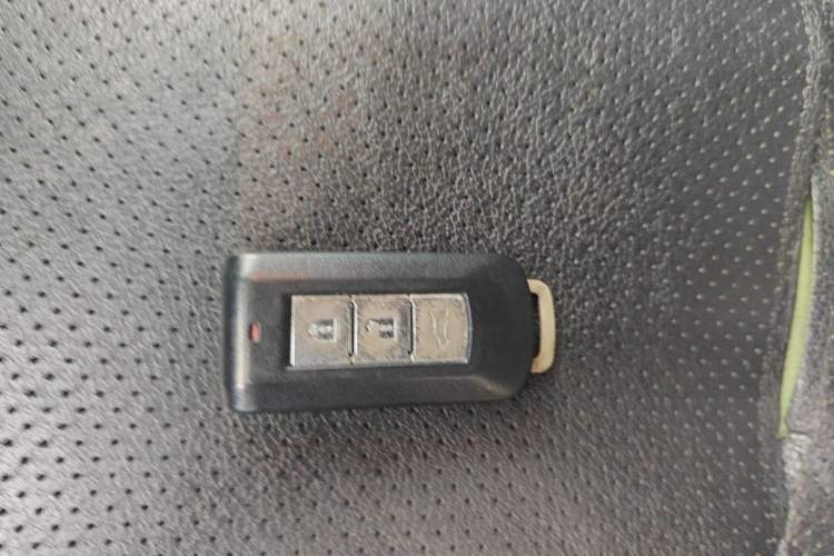 Used Mitsubishi Outlander 2016 2.4L 4x4 Prestige Edition 7-Seater Vehicle Key