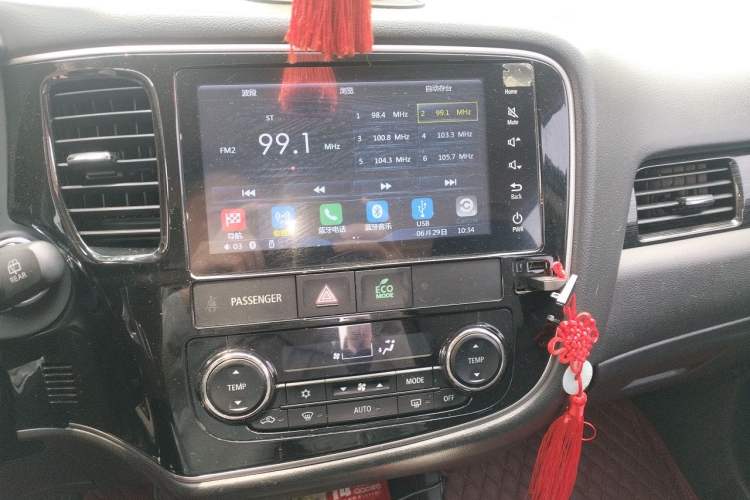 Used Mitsubishi Outlander 2016 2.4L 4x4 Luxury Edition 7-Seater Audio And AC Panel