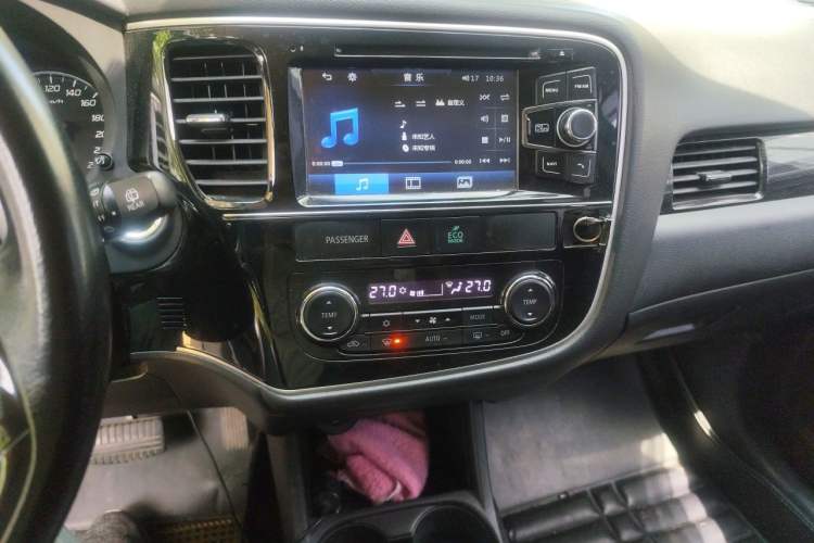 Used Mitsubishi Outlander 2016 2.4L 4x4 Elite Edition 7-Seater Audio And AC Panel