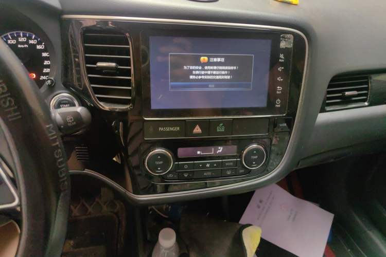 Used Mitsubishi Outlander 2016 2.4L 4x4 Elite Edition 5 Seats Audio And AC Panel