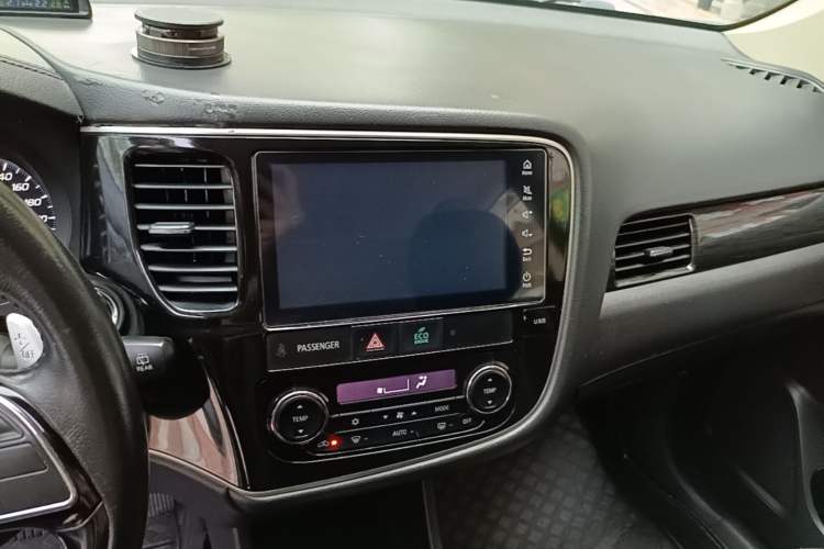 Used Mitsubishi Outlander 2016 2.4L 4x4 Luxury Edition 7-Seater Audio And AC Panel