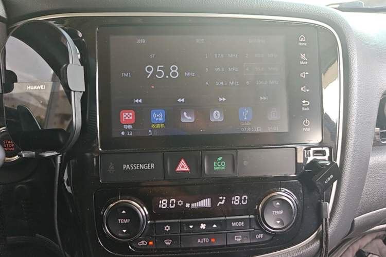 Used Mitsubishi Outlander 2016 2.4L 4x4 Luxury Edition 7-Seater Audio And AC Panel