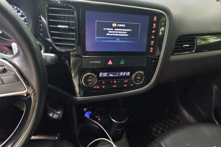 Used Mitsubishi Outlander 2016 2.4L 4x4 Luxury Edition 7-Seater Audio And AC Panel