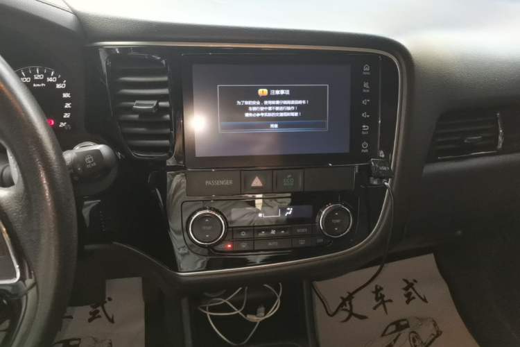 Used Mitsubishi Outlander 2016 2.4L 4x4 Elite Edition 5 Seats Audio And AC Panel