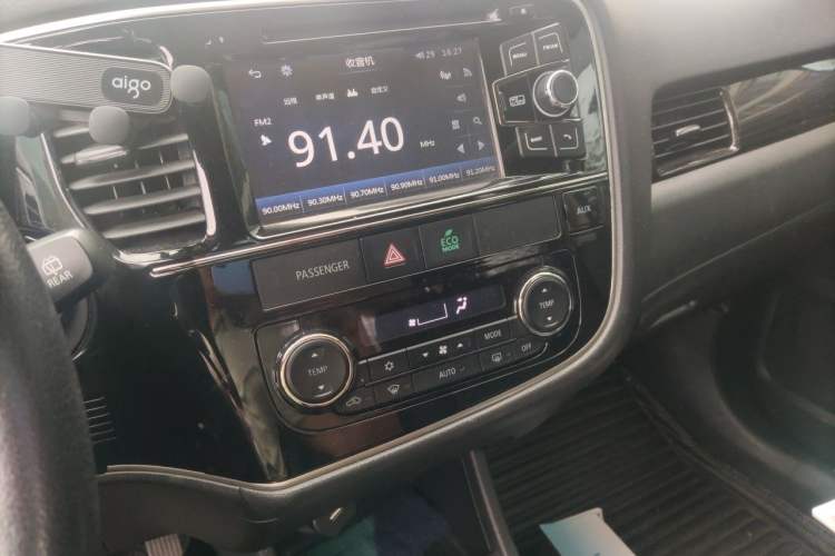 Used Mitsubishi Outlander 2016 2.4L 4x4 Elite Edition 5 Seats Audio And AC Panel