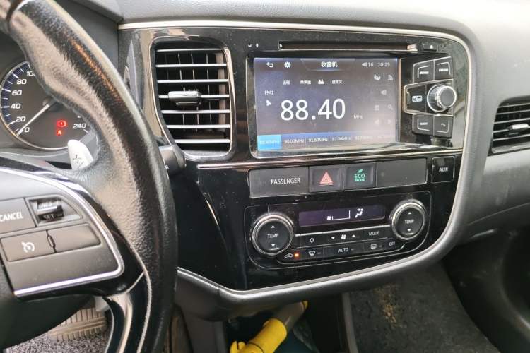 Used Mitsubishi Outlander 2016 2.4L 4x4 Elite Edition 7-Seater Audio And AC Panel