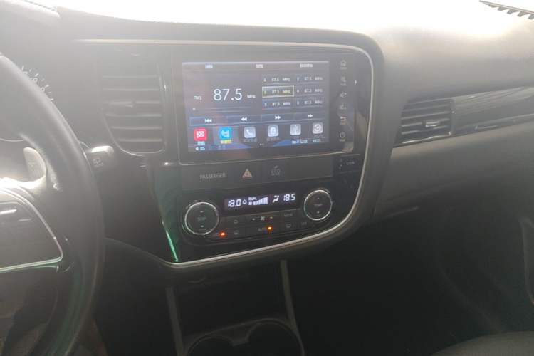 Used Mitsubishi Outlander 2016 2.4L 4x4 Elite Edition 5 Seats Audio And AC Panel