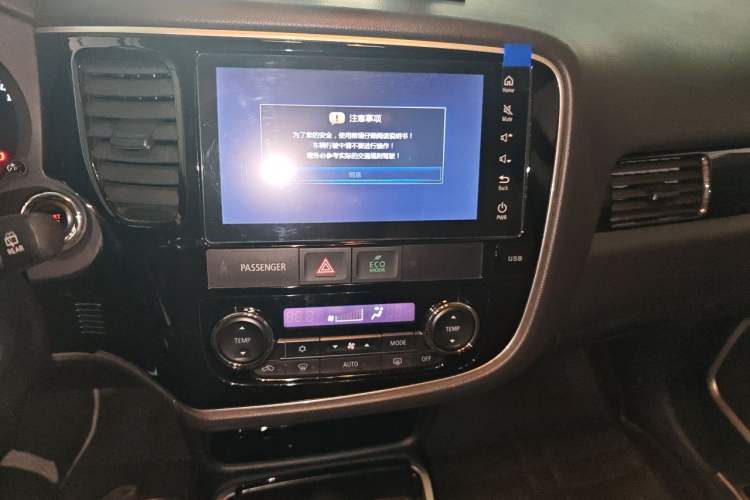 Used Mitsubishi Outlander 2016 2.4L 4x4 Elite Edition 5 Seats Audio And AC Panel