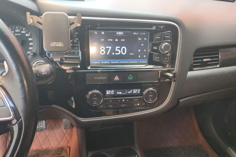 Used Mitsubishi Outlander 2016 2.4L 4x4 Elite Edition 7-Seater Audio And AC Panel