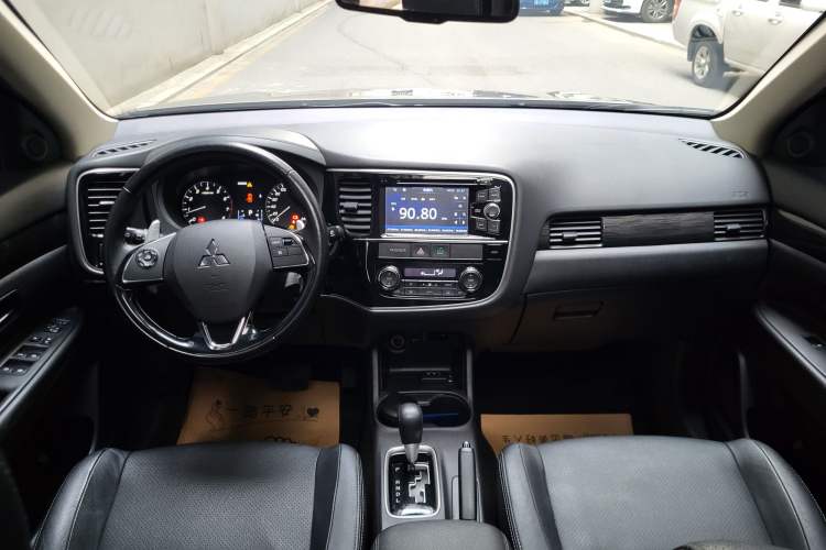 Used Mitsubishi Outlander 2016 2.4L 4x4 Elite Edition 5 Seats Audio And AC Panel