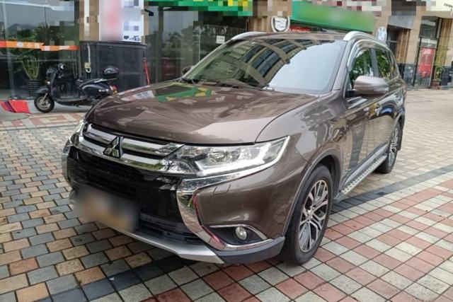 Ojetý Mitsubishi Outlander 2016 2.4L 4x4 Luxury Edition 7-Seater