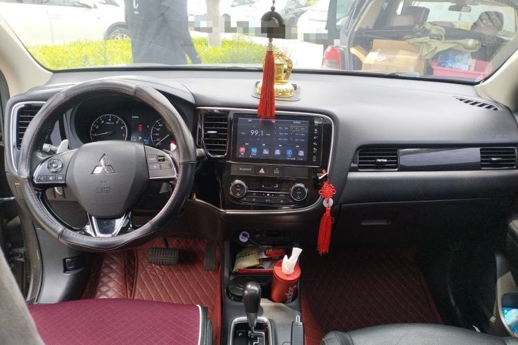 Used Mitsubishi Outlander 2016 2.4L 4x4 Luxury Edition 7-Seater Center Console