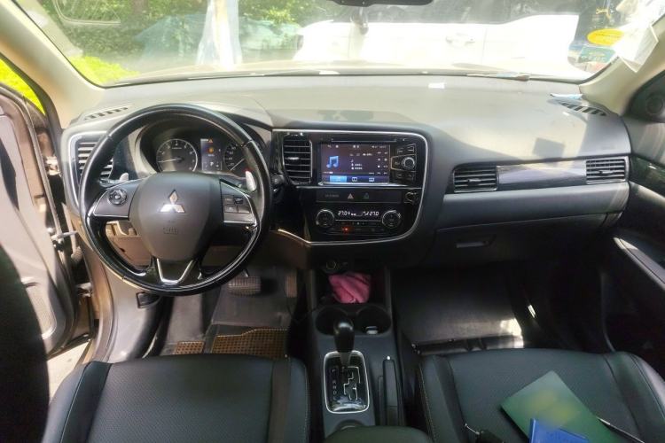 Used Mitsubishi Outlander 2016 2.4L 4x4 Elite Edition 7-Seater Center Console