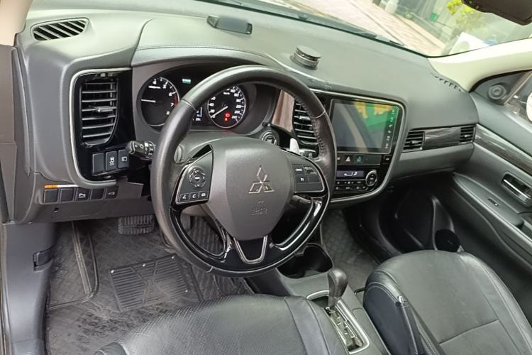 Used Mitsubishi Outlander 2016 2.4L 4x4 Luxury Edition 7-Seater Center Console