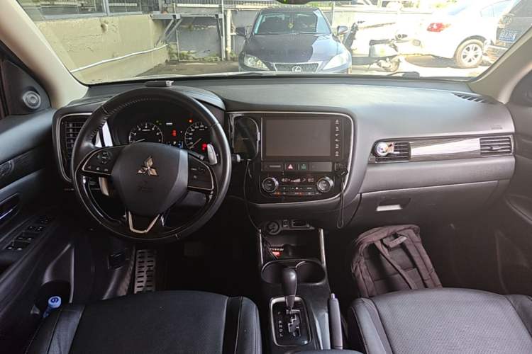Used Mitsubishi Outlander 2016 2.4L 4x4 Luxury Edition 7-Seater Center Console