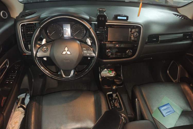 Used Mitsubishi Outlander 2016 2.4L 4x4 Elite Edition 7-Seater Center Console