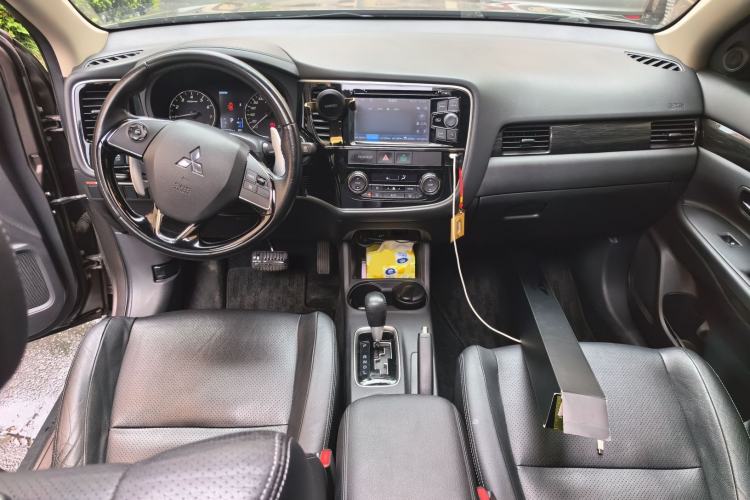 Used Mitsubishi Outlander 2016 2.4L 4x4 Elite Edition 5 Seats Center Console
