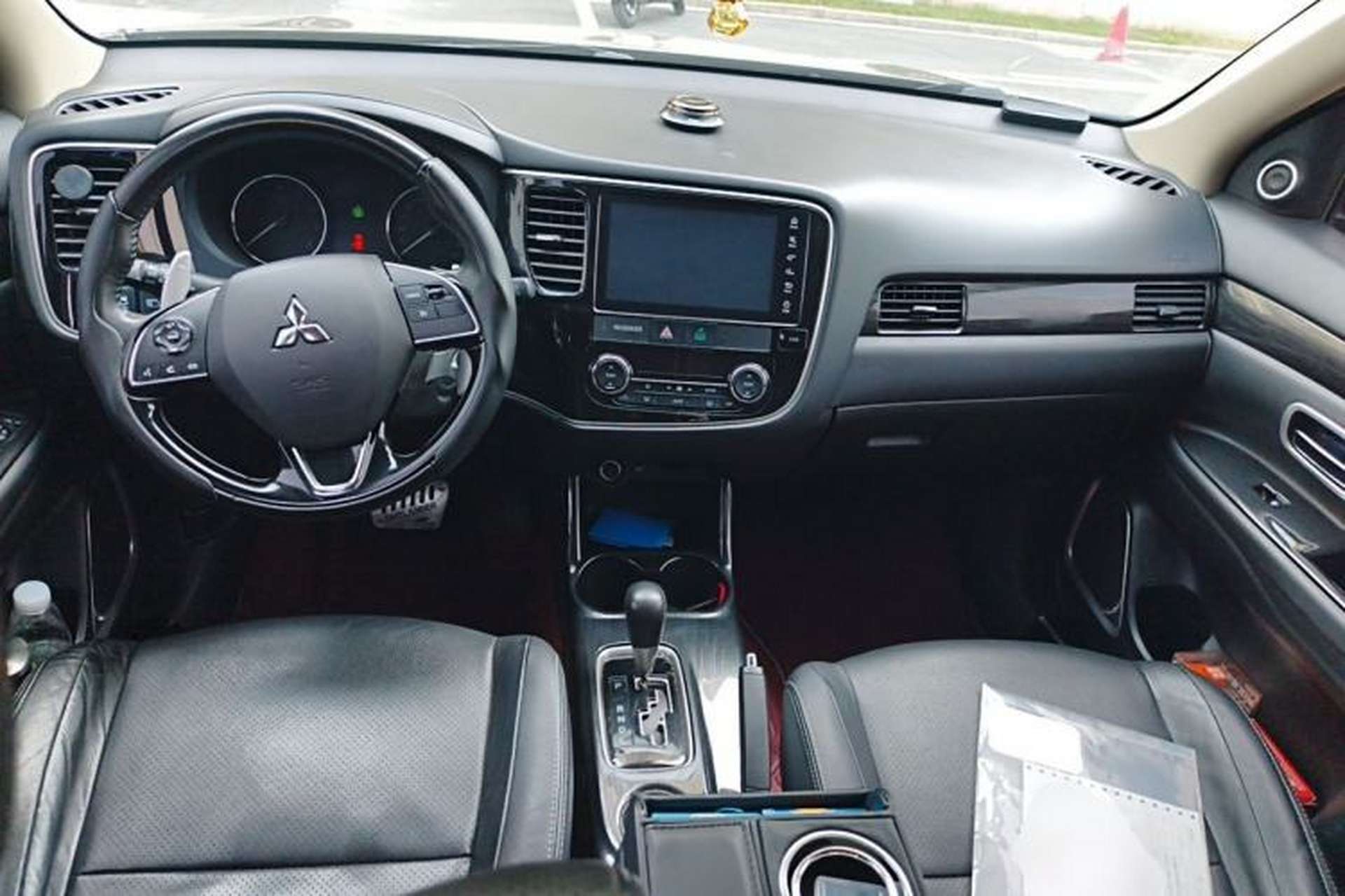 Used Mitsubishi Outlander 2016 2.4L 4x4 Luxury Edition 7-Seater Center Console