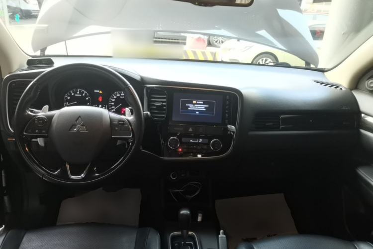 Used Mitsubishi Outlander 2016 2.4L 4x4 Elite Edition 5 Seats Center Console