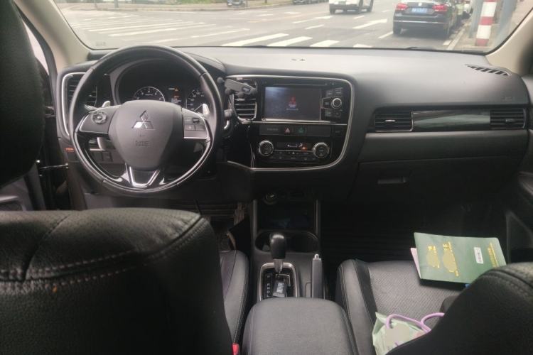 Used Mitsubishi Outlander 2016 2.4L 4x4 Elite Edition 5 Seats Center Console