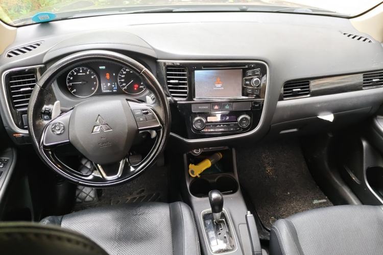 Used Mitsubishi Outlander 2016 2.4L 4x4 Elite Edition 7-Seater Center Console