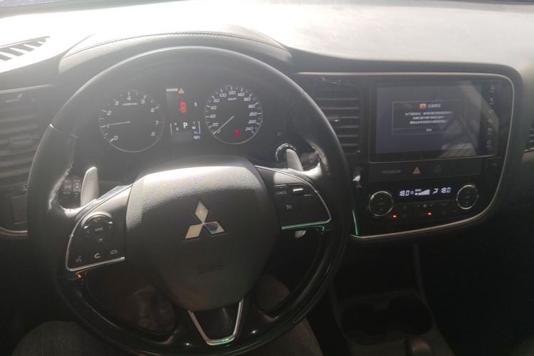 Used Mitsubishi Outlander 2016 2.4L 4x4 Elite Edition 5 Seats Center Console