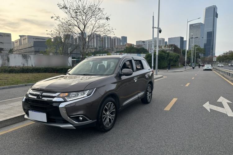 Used Mitsubishi Outlander 2016 2.4L 4x4 Luxury Edition 7-Seater Guazi used car, China used car export, Used car for sale, Used  cars, Cheapest cars for sale