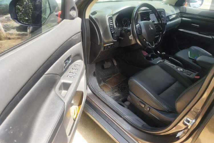 Used Mitsubishi Outlander 2016 2.4L 4x4 Elite Edition 7-Seater Driver Seat