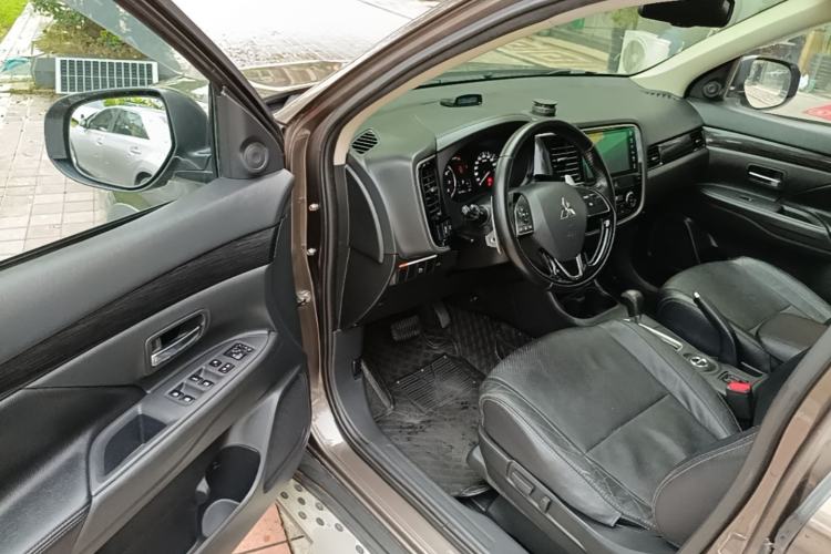 Used Mitsubishi Outlander 2016 2.4L 4x4 Luxury Edition 7-Seater Driver Seat