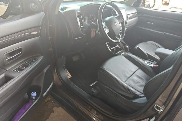 Used Mitsubishi Outlander 2016 2.4L 4x4 Luxury Edition 7-Seater Driver Seat