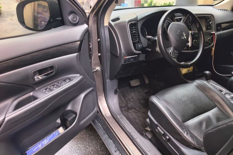 Used Mitsubishi Outlander 2016 2.4L 4x4 Elite Edition 5 Seats Driver Seat