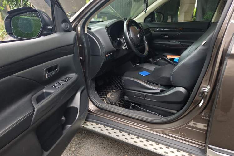 Used Mitsubishi Outlander 2016 2.4L 4x4 Luxury Edition 7-Seater Driver Seat