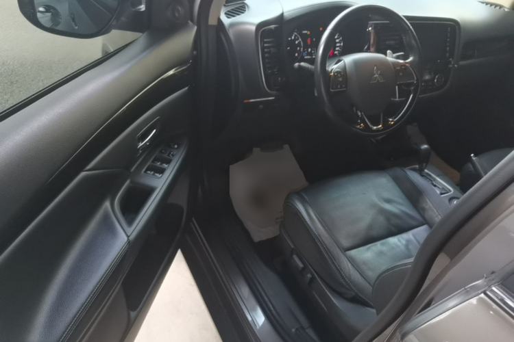 Used Mitsubishi Outlander 2016 2.4L 4x4 Elite Edition 5 Seats Driver Seat