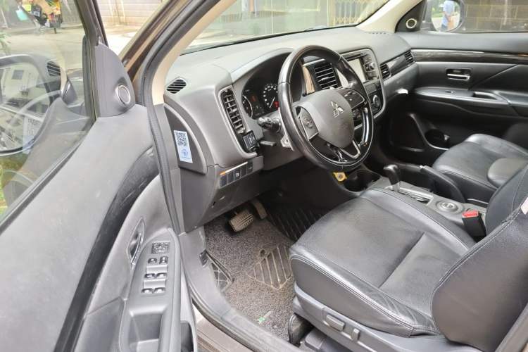Used Mitsubishi Outlander 2016 2.4L 4x4 Elite Edition 7-Seater Driver Seat