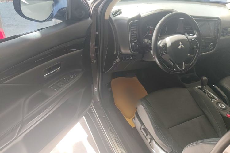 Used Mitsubishi Outlander 2016 2.4L 4x4 Elite Edition 5 Seats Driver Seat