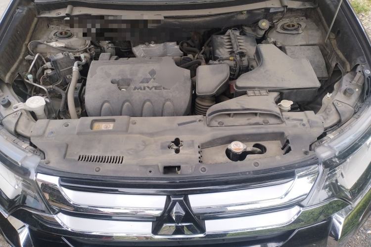 Used Mitsubishi Outlander 2016 2.4L 4x4 Luxury Edition 7-Seater Engine Bay