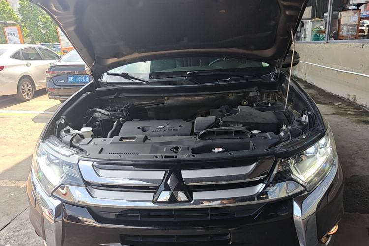 Used Mitsubishi Outlander 2016 2.4L 4x4 Luxury Edition 7-Seater Engine Bay