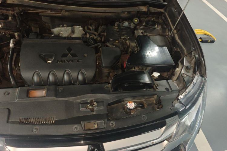 Used Mitsubishi Outlander 2016 2.4L 4x4 Elite Edition 7-Seater Engine Bay Left