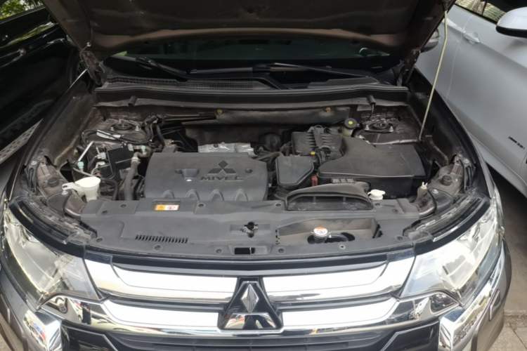 Used Mitsubishi Outlander 2016 2.4L 4x4 Elite Edition 5 Seats Engine Bay