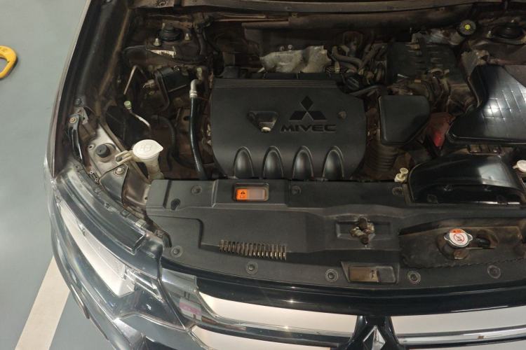 Used Mitsubishi Outlander 2016 2.4L 4x4 Elite Edition 7-Seater Engine Bay Right
