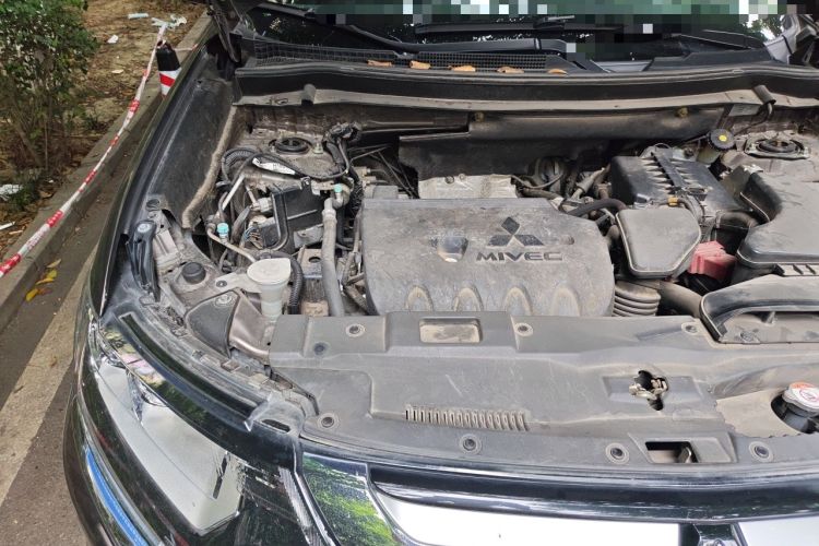 Used Mitsubishi Outlander 2016 2.4L 4x4 Luxury Edition 7-Seater Engine Bay Right